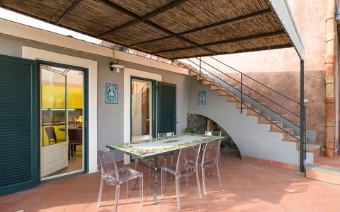 Oasi Verde - Santa Maria La Stella, Sicilia: Table, Propriété, Meubles, Bois, Ombre, Bâtiment, Design Intérieur, Sol, Porche, Fenêtre