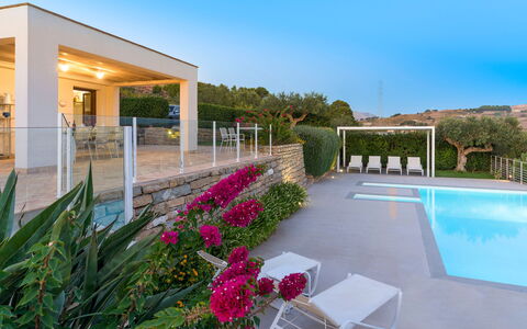 Mirabilia - Tangi, Sicilia: Plante, Ciel, Propriété, Fleur, L'Eau, Mobilier De Jardin, Ombre, Architecture, Bâtiment, Herbe