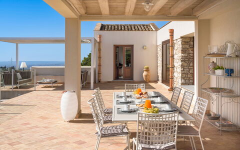 Mirabilia - Tangi, Sicilia: Propriété, Meubles, Ciel, Bâtiment, Bois, Table, Chaise, Design Intérieur, Architecture, Ombre