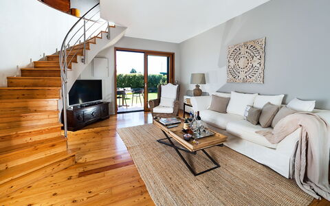 Casa Bedda - Viagrande, Sicilia: Canapé, Meubles, Table, Confort, Bois, Salon, Plante, Design Intérieur, Bâtiment, Sol