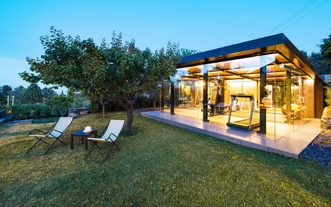Casa Bedda - Viagrande, Sicilia: Ciel, Plante, Ombre, Arbre, Lot Terre, Bâtiment, Herbe, Espace Public, Mobilier De Jardin, Loisir