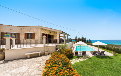 Villa Vistamare - Montallegro, Sicilia: Ciel, Plante, Bâtiment, Fleur, Fenêtre, Nuage, Maison, Lot Terre, Chalet, Zone Résidentielle