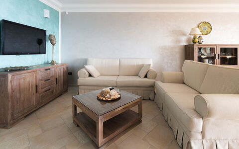 Villa Vistamare - Montallegro, Sicilia: Marron, Meubles, Propriété, Table, Canapé, Cabinetry, Cadre, Salon, Confort, Éclairage