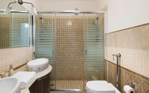 Villa Vistamare - Montallegro, Sicilia: Luminaire Plomberie, Propriété, Photographier, Robinet, Évier, Salle De Bains, Violet, Miroir, Design Intérieur