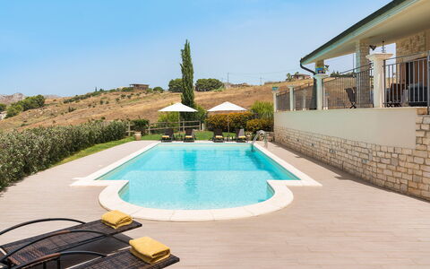 Villa Vistamare - Montallegro, Sicilia: Ciel, Propriété, Plante, L'Eau, Bleu Azur, Piscine, Bâtiment, Ombre, Loisir, Mobilier De Jardin