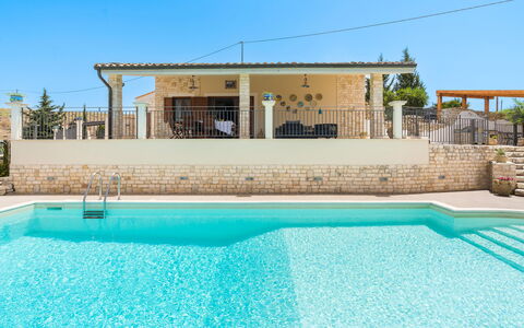 Villa Vistamare - Montallegro, Sicilia: L'Eau, Ciel, Propriété, Piscine, Bâtiment, Bleu, Bleu Azur, Ombre, Loisir, Composite
