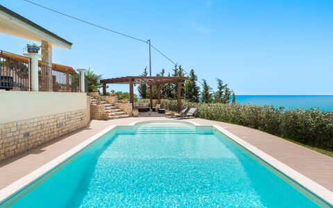 Villa Vistamare - Montallegro, Sicilia: L'Eau, Ciel, Propriété, Plante, Bleu Azur, Ombre, Loisir, Station Balnéaire, Aqua, Arbre