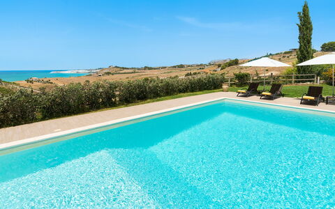 Villa Vistamare - Montallegro, Sicilia: L'Eau, Ciel, Plante, Propriété, Piscine, Bleu Azur, Bleu, Bâtiment, Rectangle, Herbe