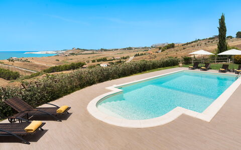 Villa Vistamare - Montallegro, Sicilia: Ciel, L'Eau, Plante, Propriété, Bâtiment, Piscine, Mobilier De Jardin, Arbre, Condominium, Paysage