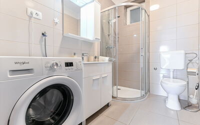 Ana 407.1: Buanderie, Machine À Laver, Sécheuse, Blanchisserie, Luminaire Plomberie, Salle De Bains, Design Intérieur, Sol, Toilette