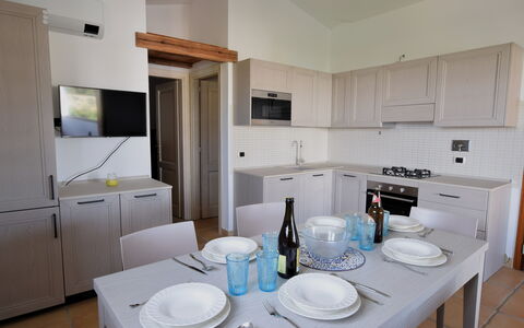 Luisa Apartment In Budoni, Shared Pool: Cabinetry, Comptoir, Propriété, Appareil De Cuisine, Vaisselle, Vaisselle, Design Intérieur, Cuisine, Électroménager, Sol