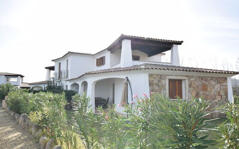 Luisa Apartment In Budoni, Shared Pool: Ciel, Plante, Bâtiment, Nuage, Propriété, Fenêtre, Maison, Lot Terre, Chalet, Quartier