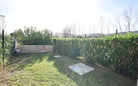 Luisa Apartment In Budoni, Shared Pool: Arbuste, Jardin, Clôture, Haie, Aménagement Paysager, Accueil Escrime, Arrière-Cour, Pelouse, Cour, Ombre