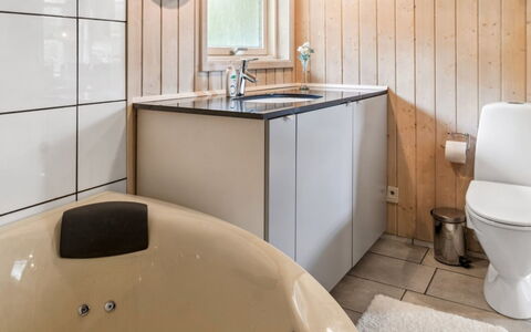 Thorke - 200M from the Sea: Maison, Domicile, Toit, Chalet, Biens, Aménagement Paysager, Batiments Jardin, Siding, Ferme