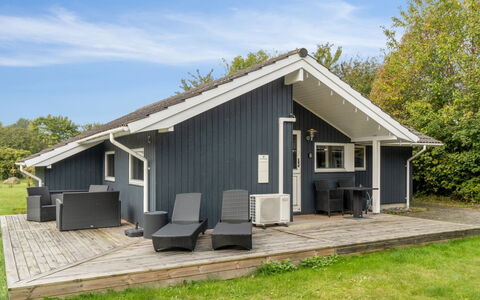 Thorke - 200M from the Sea: Maison, Domicile, Toit, Chalet, Biens, Aménagement Paysager, Batiments Jardin, Siding, Ferme