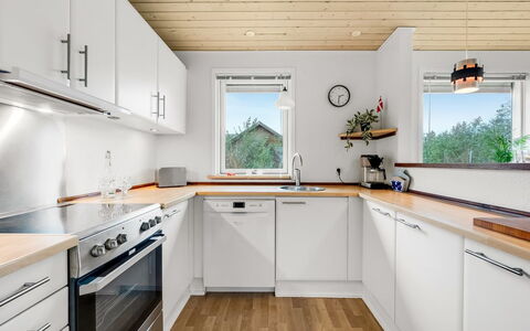 Ensio - 300M to the Fjord: Sol, Cuisine, Design Intérieur, Bois, Comptoir, Appareil De Cuisine, Plafond, Sol, Cabinetry, Domicile