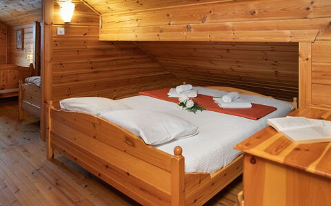 Kil-Ukru: Bois, Design Intérieur, Plafond, Sol, Sol, Meubles, Pièce, Chambre, Lit, Grenier