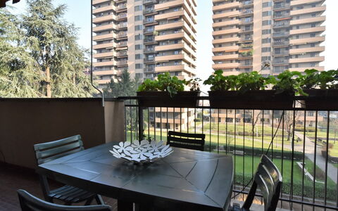Bacchiglione Garden View: Bâtiment, Table, Propriété, Meubles, Plante, Chaise, Architecture, Ciel, Mobilier De Jardin, Arbre