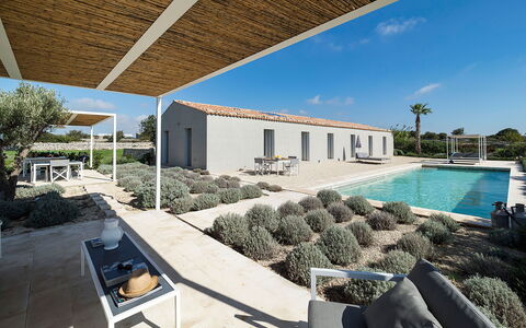 Villa Carmelita - Ragusa, Sicilia: L'Eau, Plante, Propriété, Bâtiment, Ciel, Piscine, Ombre, Design Intérieur, Arbre, Condominium
