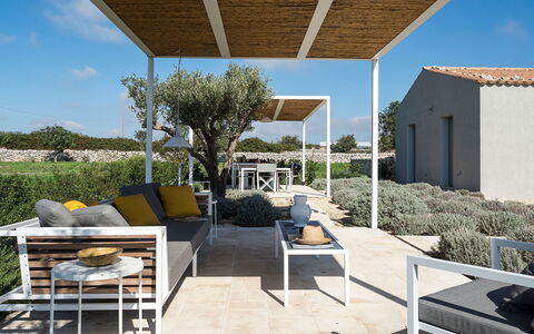 Villa Carmelita - Ragusa, Sicilia: Ciel, Plante, Ombre, Mobilier De Jardin, Bâtiment, Zone Résidentielle, Paysage, Chaise, Arbre, Immobilier