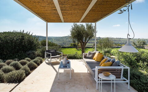Villa Carmelita - Ragusa, Sicilia: Plante, Propriété, Ciel, Table, Ombre, Mobilier De Jardin, Nuage, Pot De Fleur, Arbre, Loisir