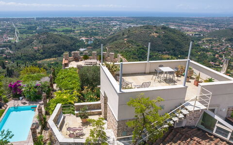 Villa Maestosa - Camaiore, Toscana: Ciel, Jour, Bâtiment, Plante, Arbre, Design Urbain, Condominium, Zone Résidentielle, Paysage, Bloc Tour