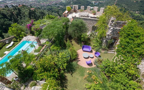 Villa Maestosa - Camaiore, Toscana: Propriété, Bâtiment, Plante, Bleu Azur, Arbre, Végétation, Design Urbain, Quartier, Paysage, Loisir