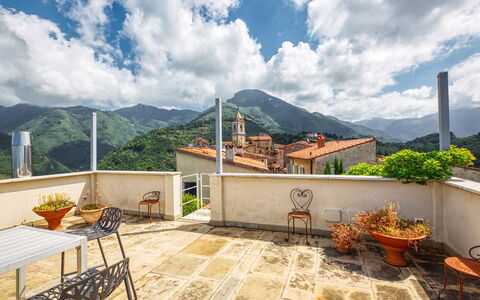 Villa Maestosa - Camaiore, Toscana: Nuage, Ciel, Bâtiment, Propriété, Meubles, Pot De Fleur, Montagne, Plante D'Appartement, Mobilier De Jardin, Chaise