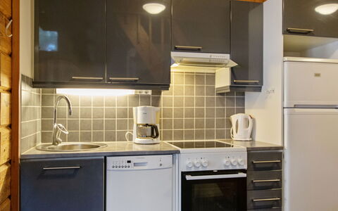 Kanerva 4: Cuisine, Appareil De Cuisine, Comptoir, Principaux Appliance, Design Intérieur, Sol, Évier, Bois, Cabinetry, Evier
