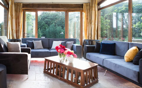 Villa Niccione: Fleur, Meubles, Table, Canapé, Propriété, Plante, Design Intérieur, Éclairage, Canapé-Lit, Salon