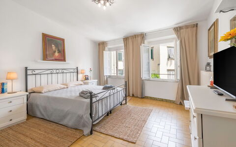 Lucca Old Town Apartment - Lucca, Toscana: Meubles, Propriété, Cabinetry, Fenêtre, Bois, Éclairage, Architecture, Design Intérieur, Tiroir