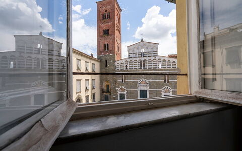 Lucca Old Town Apartment - Lucca, Toscana: Nuage, Ciel, Bâtiment, Fenêtre, Mur, Design Urbain, Condominium, Ville, Matin