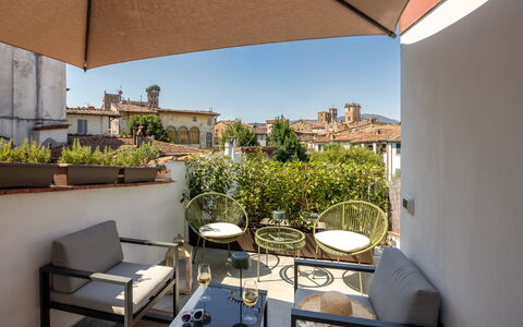 Lucca Old Town Apartment - Lucca, Toscana: Mur, Domicile, Meubles, Appartement, Balcon, Chaise, Plante D'Appartement, Mobilier De Jardin, Pot De Fleur, Table Basse
