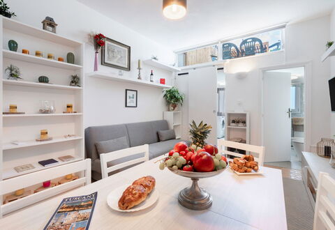 Lucca Old Town Apartment - Lucca, Toscana: Aliments, Propriété, Meubles, Table, Cabinetry, Orange, Canapé, Design Intérieur, Comptoir, Cadre