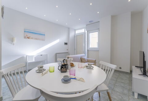 Casa Verdi,near The Beach - Viareggio, Toscana: Table, Meubles, Propriété, Chaise, Vaisselle, Canapé, Bâtiment, Design Intérieur, Table Cuisine Et Salle A Manger, Maison