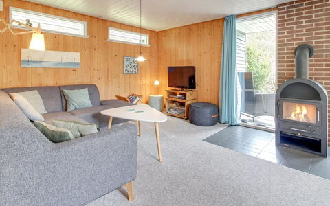 Sonia - 3Km from the Sea: Toit, Maison, Domicile, Chalet, Porte, Siding, Plate-Forme, Porche, Planche, Dur