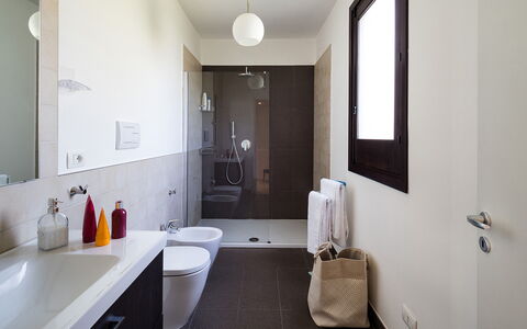 Casa Cortese - Noto, Sicilia: Propriété, Évier, Robinet, Luminaire Plomberie, Bâtiment, Bois, Miroir, Armoire De Toilette, Salle De Bains, Sol