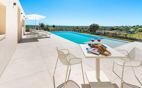 Villa Argento - Rosolini, Sicilia: Ciel, Bâtiment, Bleu Azur, Mobilier De Jardin, Design Intérieur, Ombre, Table, Piscine, Loisir, Design Urbain