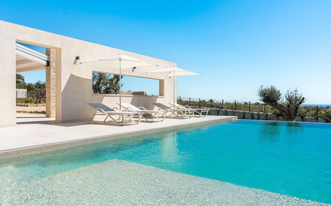Villa Argento - Rosolini, Sicilia: L'Eau, Ciel, Plante, Bleu, Piscine, Bleu Azur, Ombre, Arbre, Bâtiment, Composite