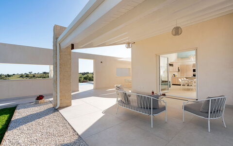 Villa Argento - Rosolini, Sicilia: Propriété, Ciel, Plante, Ombre, Éclairage, Architecture, Design Intérieur, Bois, Sol, Sol