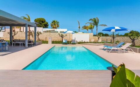 Casa Colori - Noto, Sicilia: L'Eau, Plante, Ciel, Propriété, Piscine, Bleu Azur, Arbre, Mobilier De Jardin, Chaise, Balancelle