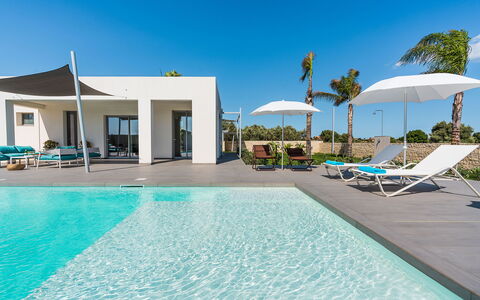 Villa Le Palme - Noto, Sicilia: L'Eau, Ciel, Propriété, Plante, Piscine, Bleu Azur, Bleu, Bâtiment, Mobilier De Jardin, Ombre
