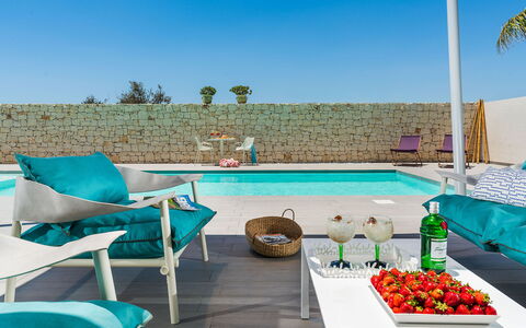 Villa Le Palme - Noto, Sicilia: Propriété, Meubles, Plante, Ciel, L'Eau, Bleu, Bleu Azur, Piscine, Table, Mobilier De Jardin