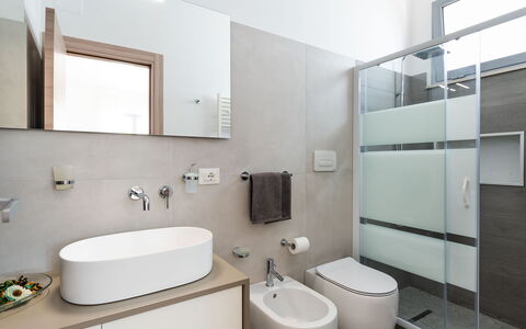 Villa Le Palme - Noto, Sicilia: Miroir, Robinet, Luminaire Plomberie, Lavabo, Évier, Armoire De Toilette, Salle De Bains, Bâtiment, Design Intérieur, Violet