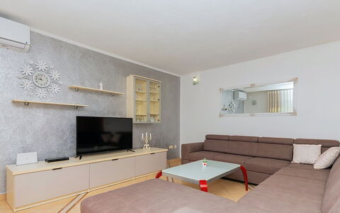 Secret Gem: Meubles, Sol, Design Intérieur, Sol, Canapé, Bois, Télévision, Salon, Plafond, Pièce