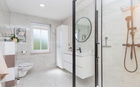 Secret Gem: Sol, Luminaire Plomberie, Design Intérieur, Sol, Salle De Bains, Plomberie, Robinet, Pièce, Armoire De Toilette, Plafond