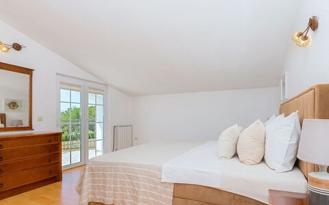 Secret Gem: Meubles, Lit, Design Intérieur, Chambre, Sol, Sol, Bois, Plafond, Literie, Pièce