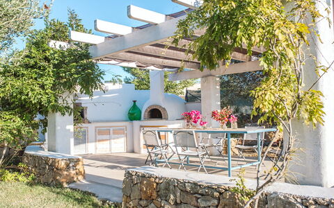 Villa Trullo - Torricella, Puglia: Plante, Bâtiment, Propriété, Ciel, Ombre, Chalet, Arbre, Maison, Porche, Chaise