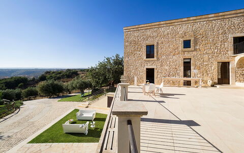 Casapietra - Scicli, Sicilia: Ciel, Propriété, Plante, Bleu Azur, Lot Terre, Fenêtre, Surface De La Route, Arbre, Ombre, Immobilier
