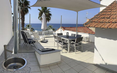 Terrazza Riva: Ciel, Propriété, Bâtiment, Table, L'Eau, Ombre, Mobilier De Jardin, Chaise, Sol, Maison